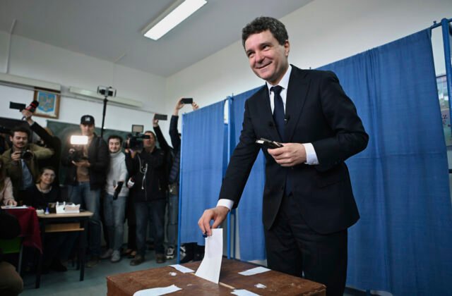 419249_romania_election_78635-640x420.jpg Rumuni si volia nového prezidenta, víťaz prvého kola čelí proeurópskemu rivalovi