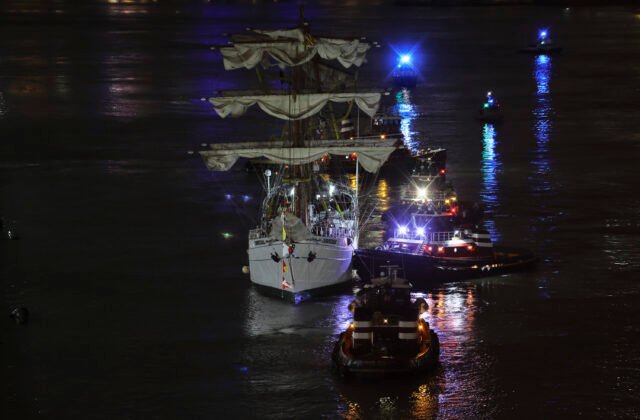 419434_brooklyn_bridge_collision_11886-640x420.jpg Tragédia v New Yorku: Mexická loď narazila do Brooklynského mosta, dvaja ľudia prišli o život – FOTO