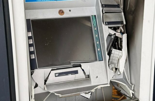 422274_499692067_1128730055967236_2560790854323911734_n-640x420.jpg Polícia vyšetruje výbuch bankomatu v Piešťanoch. Koľko peňazí ukradli páchatelia?