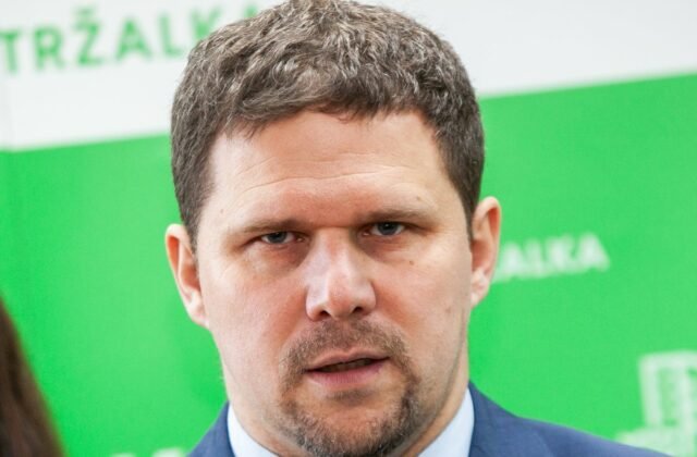 423385_jan-hrcka-starosta-petrzalky-640x420.jpg Spreneveru v Petržalke bude vyšetrovať ÚBOK, zastupujúca starostka dala naceniť externý audit