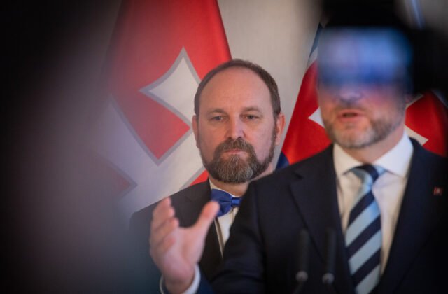 424351_679cb4eee6a20001233968-640x420.jpg Samosprávne kraje povedie naďalej Viskupič, na 800 eurové odmeny žiadajú od štátu kompenzácie