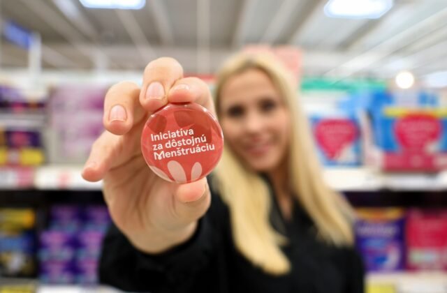 Takmer každá druhá Slovenka sa už stretla s menštruačnou chudobou, Tesco pomohlo ženám ušetriť vyše 120-tisíc eur