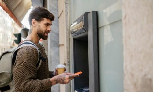 Bezpečné financie na dovolenke. Sedem tipov, ako si na cestách chrániť peniaze aj údaje