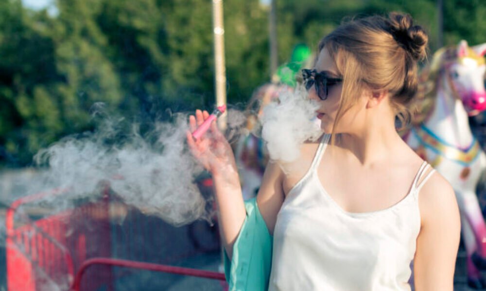 Štát chce ochrániť deti pred e-cigaretami. Jeden líder koaličnej strany je však proti, lebo mu chutia