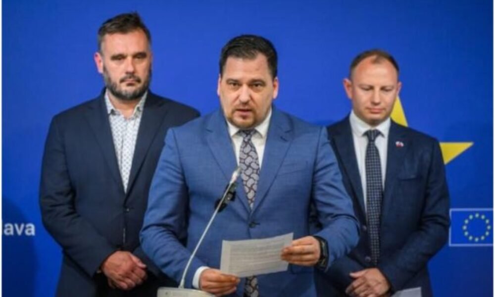 432511_titulka-ek-640x420.jpg Vedúci delegácie z Bruselu Zdechovský dostal vyhrážky smrťou, vyjadril sa aj k zastaveniu eurofondov pre Slovensko