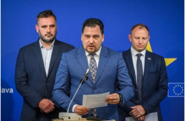 Vedúci delegácie z Bruselu Zdechovský dostal vyhrážky smrťou, vyjadril sa aj k zastaveniu eurofondov pre Slovensko