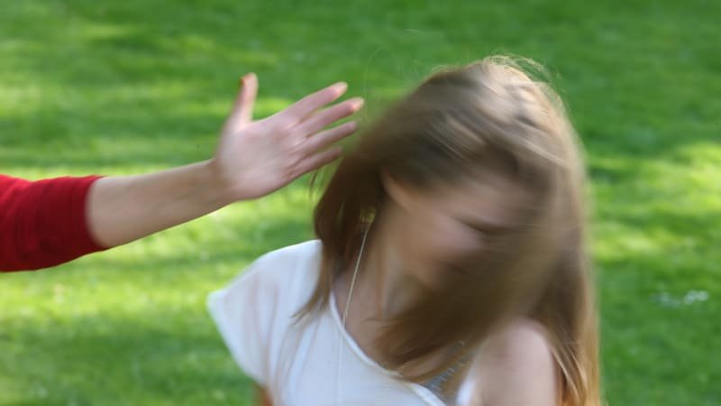 Otřesná šikana postižené dívky: Útočnice ji zkopaly na zemi, vše přenášely živě na internetu Otřesná šikana postižené dívky: Útočnice ji zkopaly na zemi, vše přenášely živě na internetu