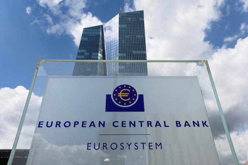 Centrálna banka varuje pred stagfláciou, Buffett ohlasuje odchod
