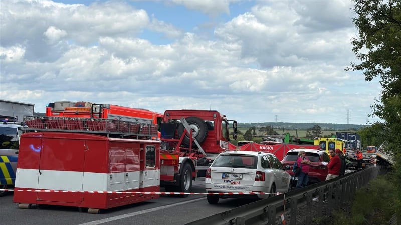 Neštěstí na dálnici D10: Střetlo se devět aut, jeden člověk zemřel. Doprava je odkláněna Neštěstí na dálnici D10: Střetlo se devět aut, jeden člověk zemřel. Doprava je odkláněna