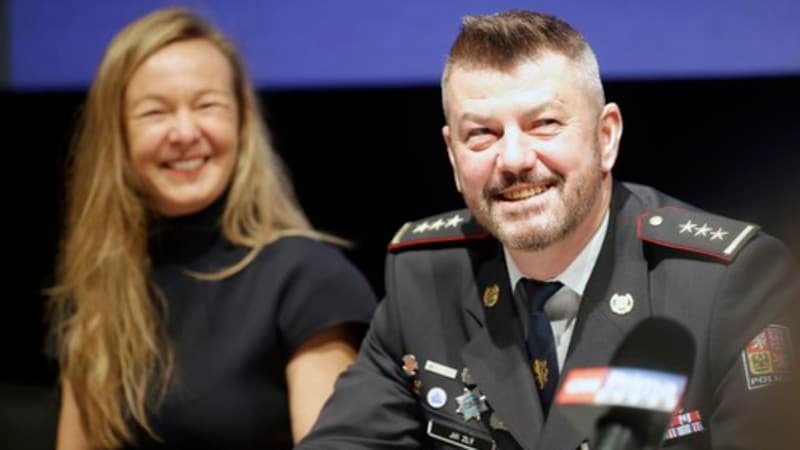 Jiří Zlý končí v čele dopravní policie. Nemůže vykonávat službu, jeho zranění obestírá záhada Jiří Zlý končí v čele dopravní policie. Nemůže vykonávat službu, jeho zranění obestírá záhada