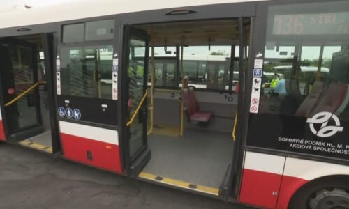 Chodci se sluchátky na ulicích riskují, říká odborník. Co se děje s autobusy po nehodě?