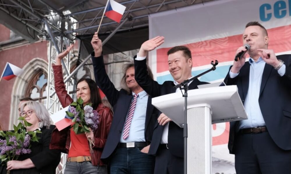 OBRAZEM: Musíme změnit režim, hřímal Okamura se spojenci. Do varu přivedli 4000 lidí OBRAZEM: Musíme změnit režim, hřímal Okamura se spojenci. Do varu přivedli 4000 lidí