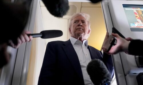 Trump zdieľal obrázok seba samého ako pápeža vytvorený umelou inteligenciou