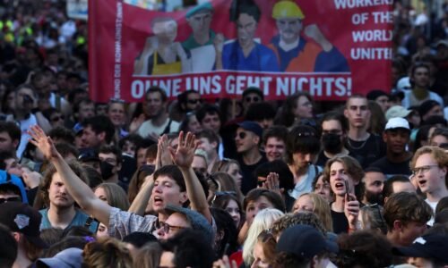 Prvomájové demonštrácie v Nemecku sprevádzali menšie strety. Ľavicoví extrémisti podpálili stožiar