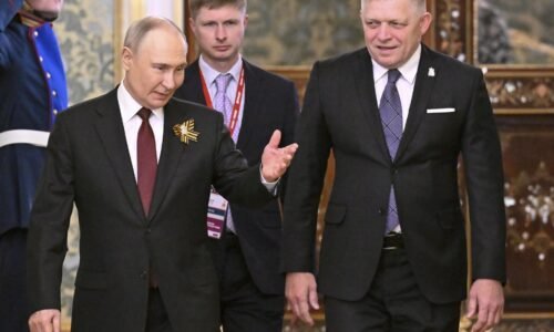 Týždňovka HN: Kardináli zvolili pápeža, Robert Fico prehral s EÚ 0:26 a hokejisti so Švédskom 0:5