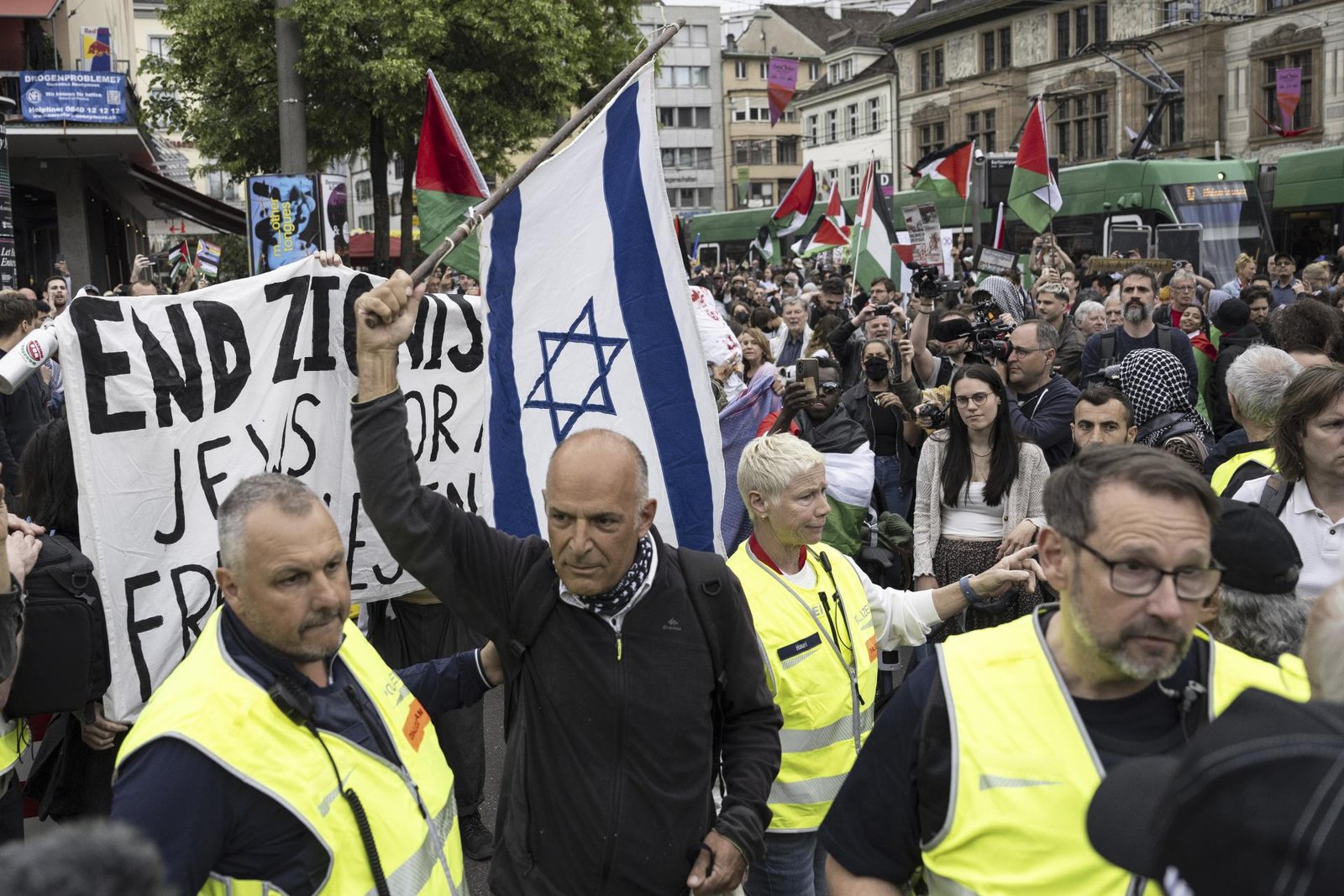 Počas Eurovízie sa propalestínski demonštranti dostali do konfliktu s políciou, ktorá využila slzný plyn Počas Eurovízie sa propalestínski demonštranti dostali do konfliktu s políciou, ktorá využila slzný plyn