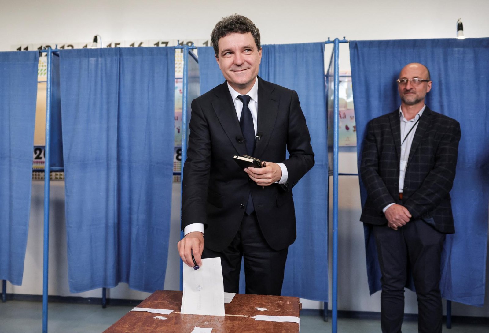 Rumuni si v druhom kole volieb vyberajú prezidenta, očakáva sa tesný súboj Rumuni si v druhom kole volieb vyberajú prezidenta, očakáva sa tesný súboj