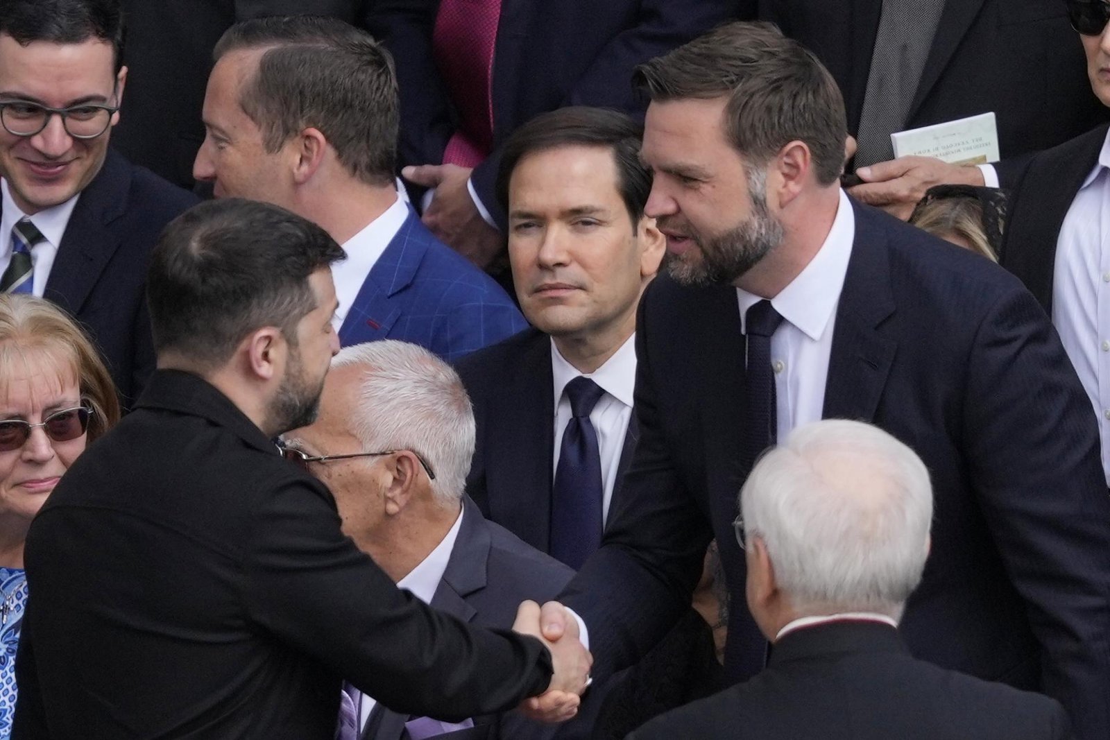 Vance so Zelenským si v Ríme podali ruky, rokovali o nadchádzajúcom Trumpovom telefonáte s Putinom Vance so Zelenským si v Ríme podali ruky, rokovali o nadchádzajúcom Trumpovom telefonáte s Putinom