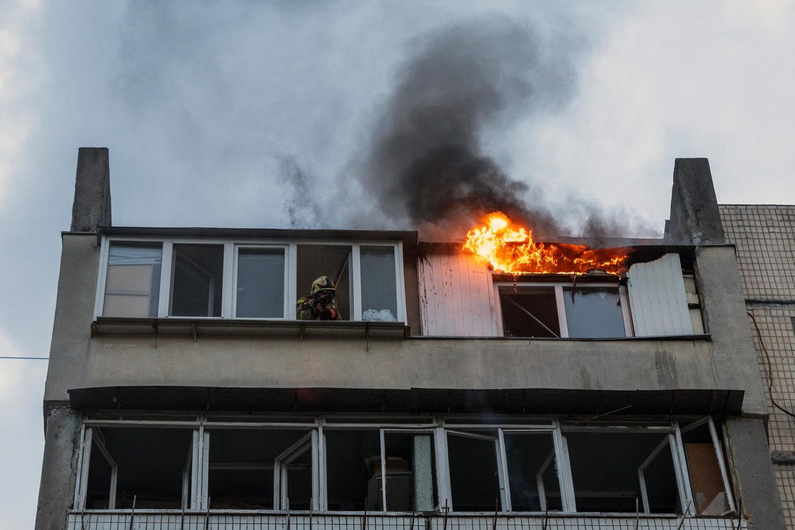 Kyjev čelil masívnemu ruskému dronovému a raketovému útoku, výbuchy bolo počuť po celom meste