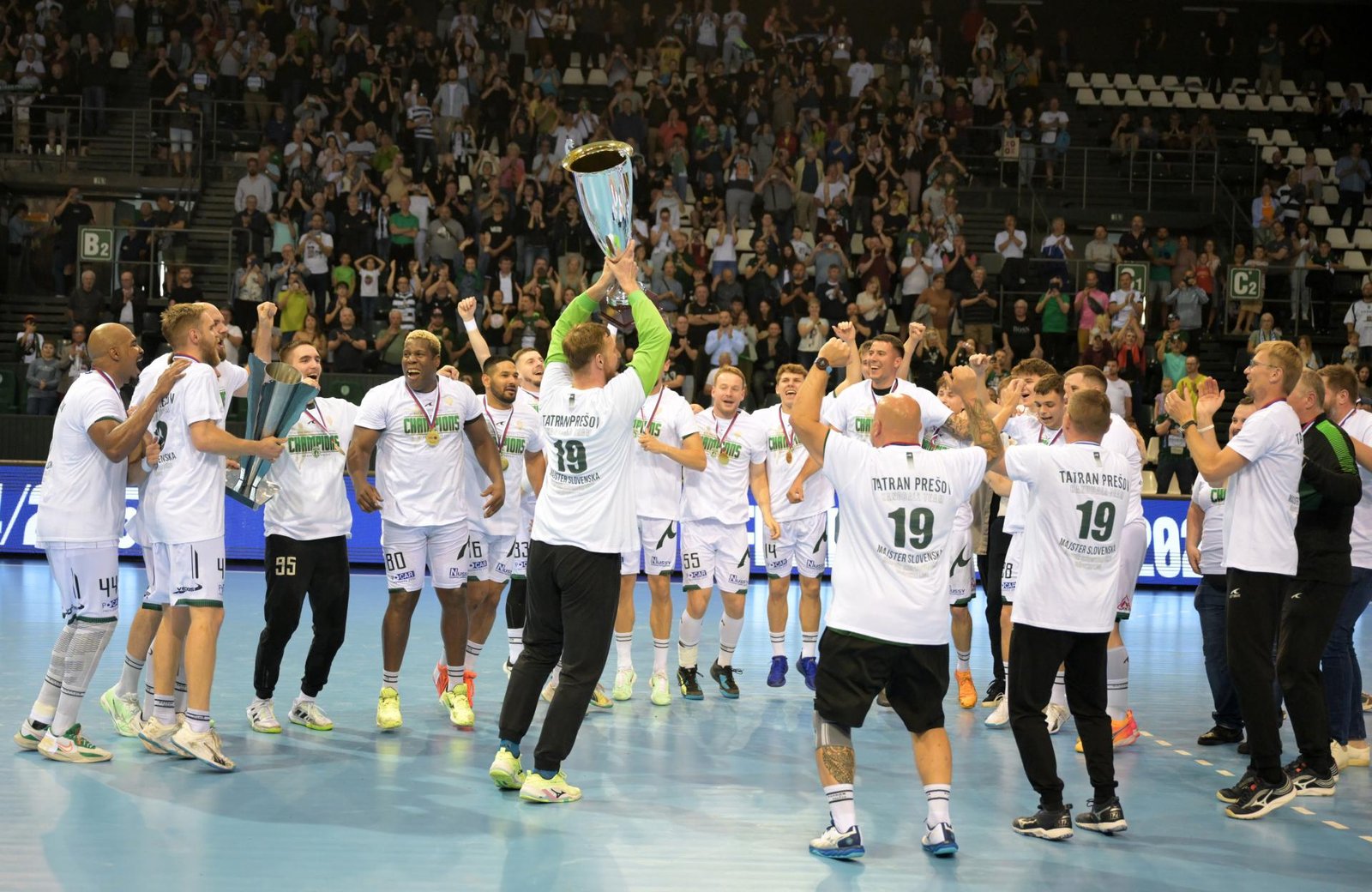 Hádzanári Tatrana Prešov vybojovali svoj 19. titul majstra Slovenska Hádzanári Tatrana Prešov vybojovali svoj 19. titul majstra Slovenska