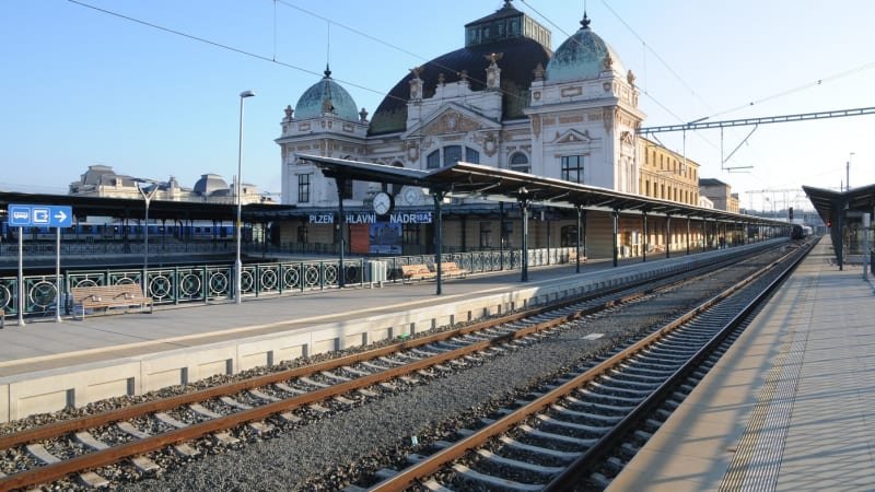 Bezpečnostní manévry v Plzni: Policie prohledává nádraží kvůli nahlášeným bombám Bezpečnostní manévry v Plzni: Policie prohledává nádraží kvůli nahlášeným bombám