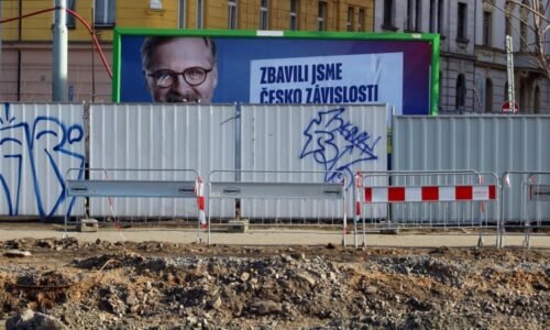 S politickou situací je spokojena jen pětina Čechů. Výzkum naznačuje, co rozhodne volby