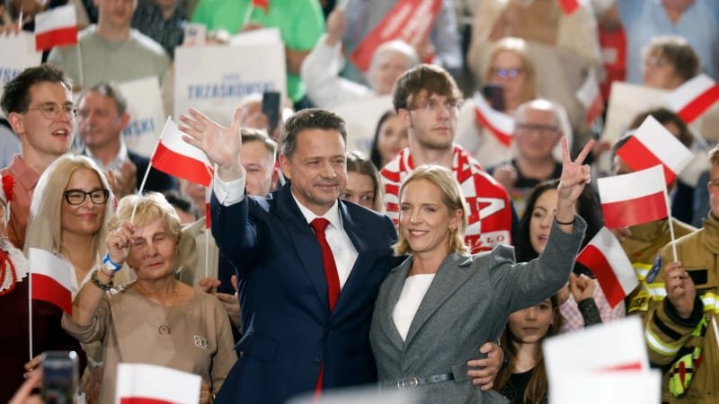 Prezidentské volby v Polsku: První kolo vyhraje primátor Varšavy, naznačují odhady