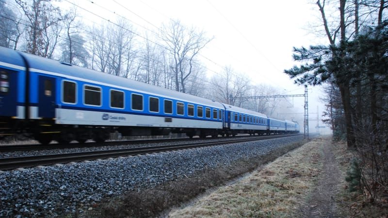 Smrt na kolejích: Ve stanici Teplice v Čechách srazil vlak člověka. Doprava je omezena