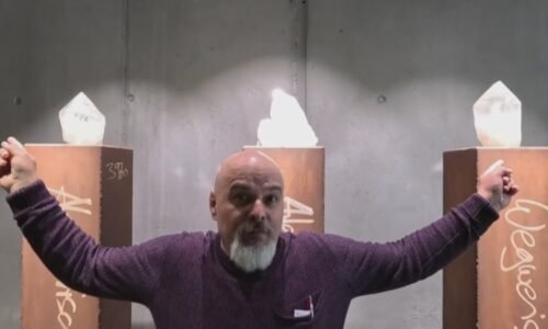 U gurua Járy na Filipínách mohou být desítky žen, mají dostávat hrst rýže. Policie už koná