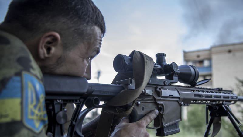 Řidič nemá hlavu, křičeli vystrašení Rusové. Ukrajinský sniper zničil obrněnec na 1,7 kilometru