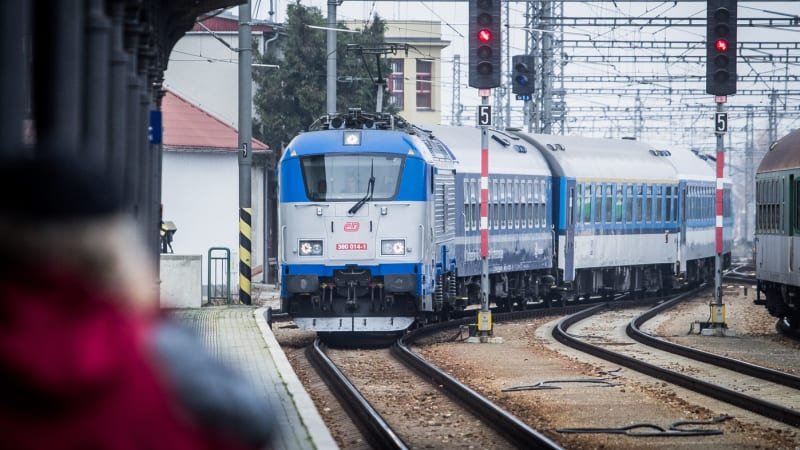 Za cestu vlakem si Češi zřejmě připlatí, ČD opět mluví o zdražení. Jak na jízdném ušetřit? Za cestu vlakem si Češi zřejmě připlatí, ČD opět mluví o zdražení. Jak na jízdném ušetřit?
