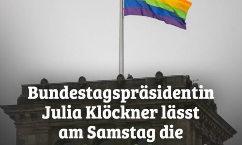 Ursula von der Leyen vztyčila před budovou Evropské komise LGBTQ – trans vlajku, lidé jí to v komentářích dávají sežrat (video)
