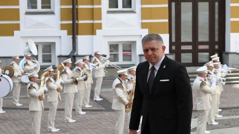 Fico zůstal na přehlídce v Moskvě zastrčený. Demonstrace síly se nekonala, popsal Just Fico zůstal na přehlídce v Moskvě zastrčený. Demonstrace síly se nekonala, popsal Just