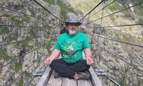 Vyznavači gurua Járy mají v Česku stále dlouhé prsty. Jeden z nich učí na olomoucké univerzitě