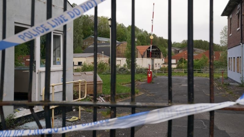 Britská policie zatkla 14 dětí. Čelí podezření ze zabití chlapce, tělo leželo v troskách haly Britská policie zatkla 14 dětí. Čelí podezření ze zabití chlapce, tělo leželo v troskách haly