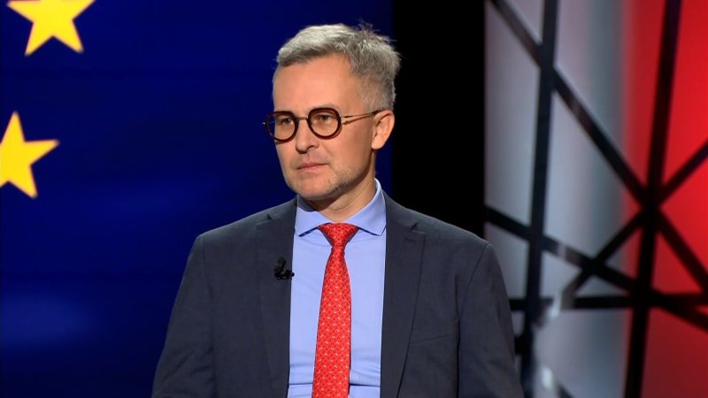 KOMENTÁŘ Ondřeje Krutílka: Těžce vybojovaný slepičí krok místo pořádné pomoci automobilkám KOMENTÁŘ Ondřeje Krutílka: Těžce vybojovaný slepičí krok místo pořádné pomoci automobilkám