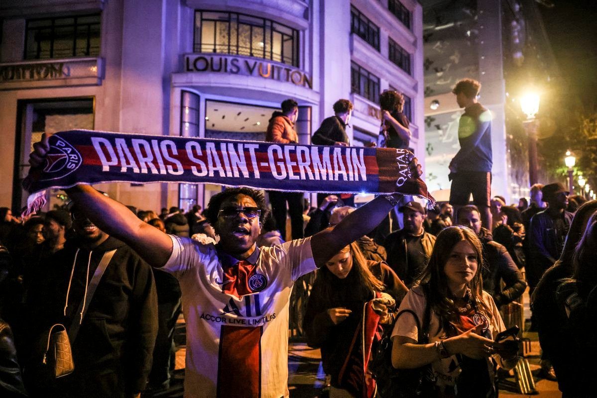 Oslavy PSG sa zvrhli na drámu. Zatkli desiatky ľudí, traja fanúšikovia bojujú o život