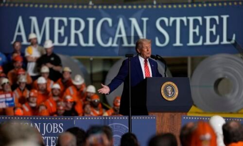 Zdvojnásobíme cla na ocel a hliník, oznámil Trump. Dělníci při projevu bouřlivě oslavovali