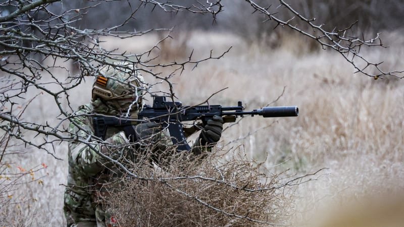 Dron zachytil popravu ukrajinských vojáků. Krutý čin mohl schválit Putin, míní expert Dron zachytil popravu ukrajinských vojáků. Krutý čin mohl schválit Putin, míní expert