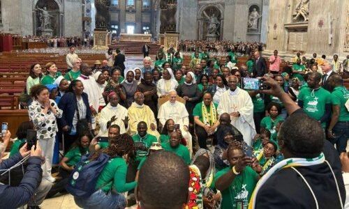 Pápež prišiel medzi afrických veľvyslancov na púti za pokoj