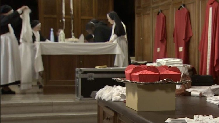 Augustiniáni slúžia pápežom v skrytosti medzi rúchami a kalichmi