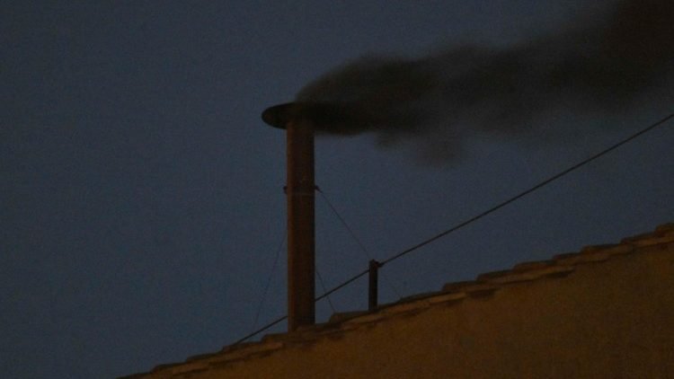 Prvé hlasovanie konkláve neprinieslo meno nového pápeža Prvé hlasovanie konkláve neprinieslo meno nového pápeža