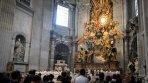 Z turistu pútnik (16): oltár katedry sv. petra