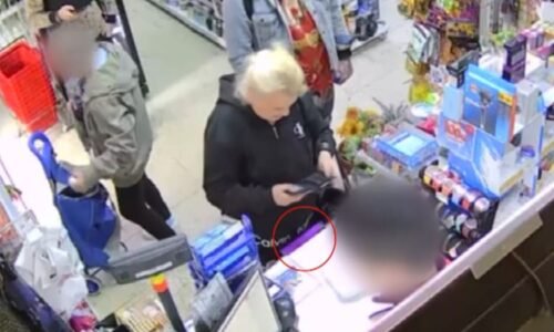 Žena ve frontě bezcitně okradla seniorku o úspory. Pražští policisté zveřejnili záznam