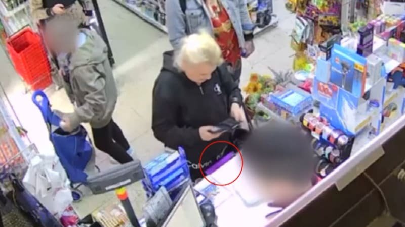 Žena ve frontě bezcitně okradla seniorku o úspory. Pražští policisté zveřejnili záznam