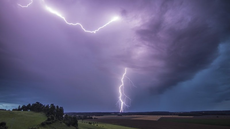 Na Česko míří deště a bouřky. MAPA ukazuje, kdy si můžete vyjít na procházku a nezmoknete