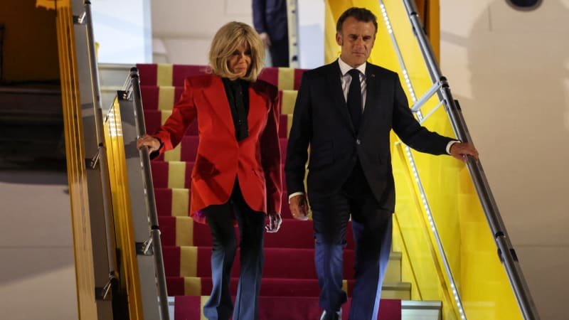 Macrona odstrčila jeho žena při vystupování z letadla. Prezidenta fackovala, spekulují média Macrona odstrčila jeho žena při vystupování z letadla. Prezidenta fackovala, spekulují média