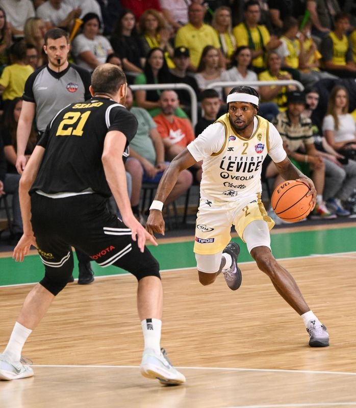 Tipos SBL: Majstrovský mečbal! Levice v rekordnej návšteve sezóny umlčali Bratislavu Tipos SBL: Majstrovský mečbal! Levice v rekordnej návšteve sezóny umlčali Bratislavu