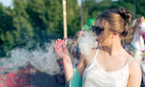 Je vaping stejně škodlivý jako kouření cigaret? Experti odhalují přínosy omezení tabáku