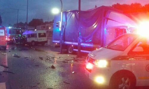 Tragická nehoda v Ružomberku. Dva lidé zemřeli po srážce nákladních vozů